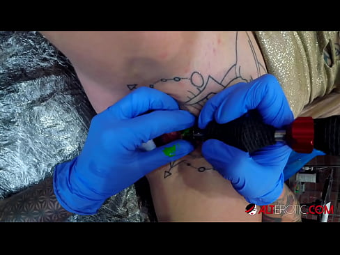 ❤️ Ekstremt tatoveret hottie Sully Savage fik en tatovering på sin klitoris Fucking at da.risegame.top ️
